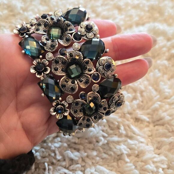 NWOT Floral Rhinestone Stretch Bracelet - Picture 2 of 6